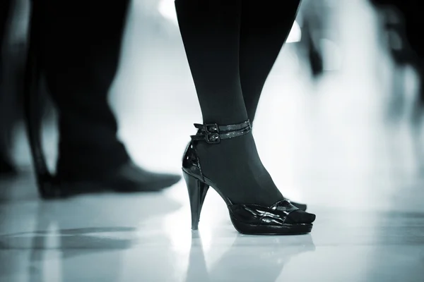 Young woman with sexy legs in wedding party — Stock Photo, Image