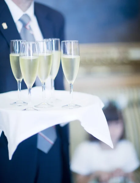 Camarero de recepción de boda con copas de champán — Foto de Stock