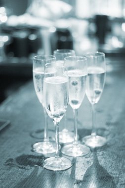 Düğün şampanya beyaz şarap gözlük