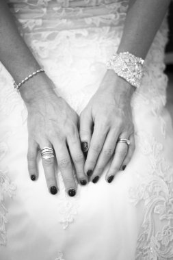 Gelin alyans ile beyaz elbiseli