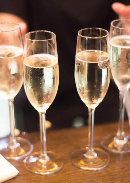 Copas de vino blanco champán en fiesta de boda — Foto de Stock