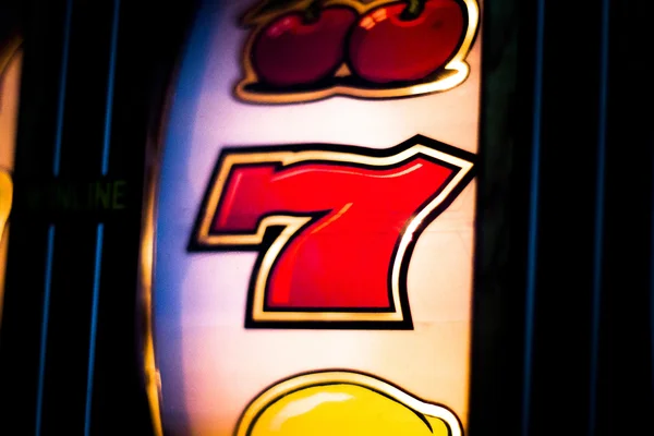 Een arm bandit slotmachine in casino — Stockfoto