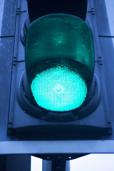 Grön gå vägen trafikljus — Stockfoto
