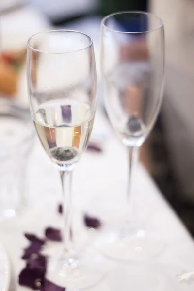 Copas de vino blanco champán en fiesta de boda — Foto de Stock