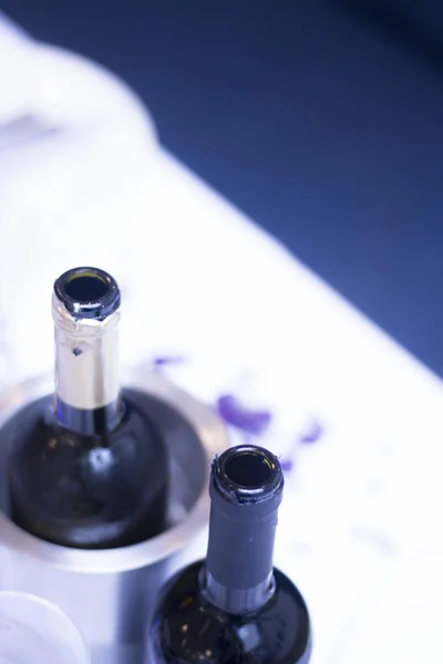 Weißweinflasche in Hochzeitsgesellschaft — Stockfoto