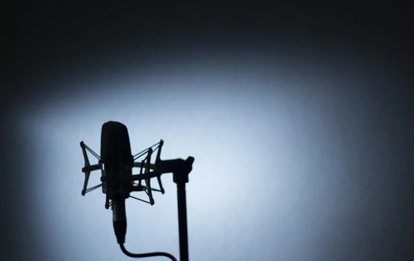 Звуковой студийный голосовой микрофон — стоковое фото