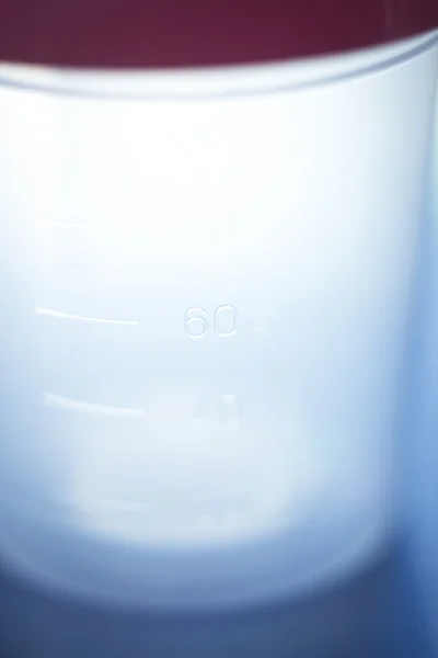 Vaso di plastica campione di urina — Foto Stock