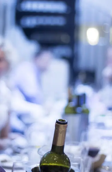 Botella de vino blanco en fiesta de boda — Foto de Stock