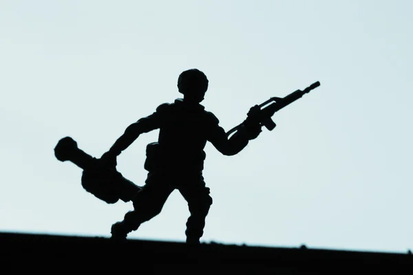Іграшковий військовий солдат і зброя — стокове фото