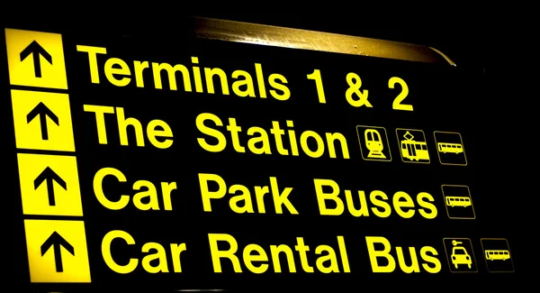 Terminais de aeroporto e sinal de estação — Fotografia de Stock