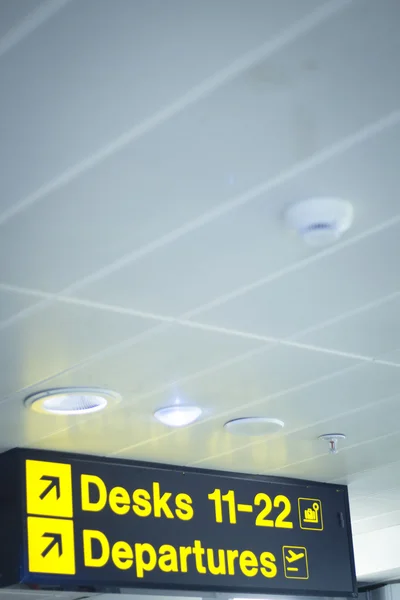 Aeroporto balcões de informações sinal painel de luz — Fotografia de Stock