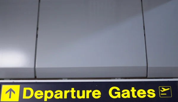 Flughafen Abflüge Gates Informationsschild — Stockfoto