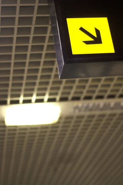 Aeropuerto información signo luz flecha — Foto de Stock