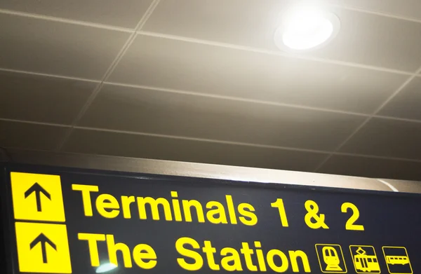 Terminaux de l'aéroport et panneau de gare — Photo