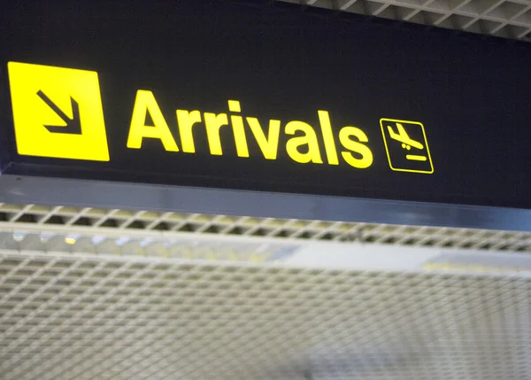 Informação do aeroporto sinal de chegadas — Fotografia de Stock