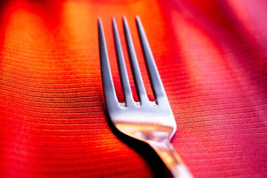 Paslanmaz çelik çatal sofra üzerinde