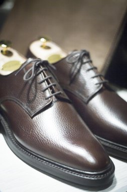 Erkek deri resmi Ayakkabı mağazasında