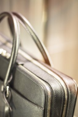 Mağaza pencere adam çanta deri evrak çantası