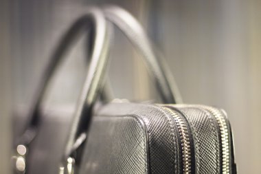 Mağaza pencere adam çanta deri evrak çantası