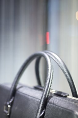 Mağaza pencere adam çanta deri evrak çantası
