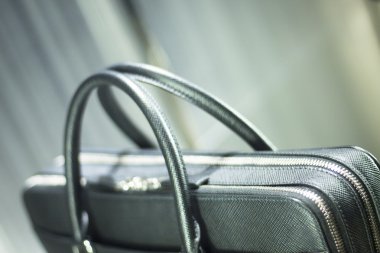 Mağaza pencere adam çanta deri evrak çantası