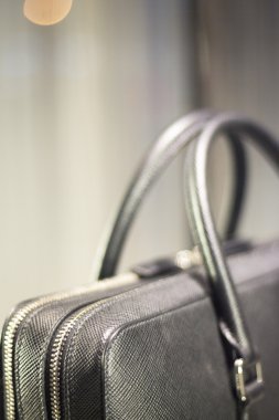 Mağaza pencere adam çanta deri evrak çantası