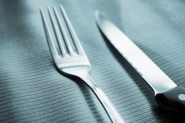 Bıçak ve çatal sofra üzerinde