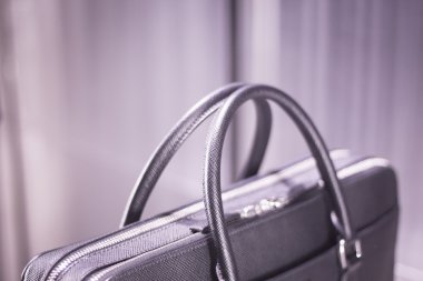 Mağaza pencere adam çanta deri evrak çantası