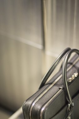 Mağaza pencere adam çanta deri evrak çantası