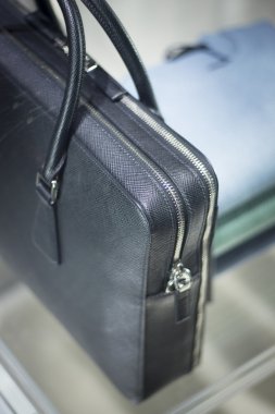 Mağaza pencere adam çanta deri evrak çantası