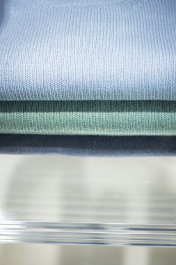 Elbise giyim penceresinde saklamak.