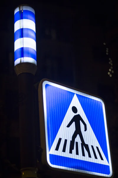 Señal de cruce peatonal semáforo —  Fotos de Stock