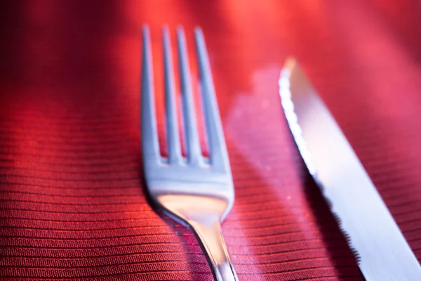 Faca e garfo na mesa de jantar — Fotografia de Stock