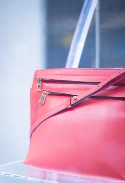 Handbag in fashion store shop window — Stock Photo, Image