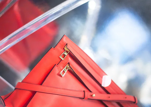 Handbag in fashion store shop window — Stock Photo, Image