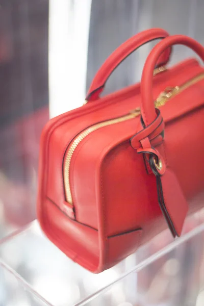 Handbag in fashion store shop window — Stock Photo, Image