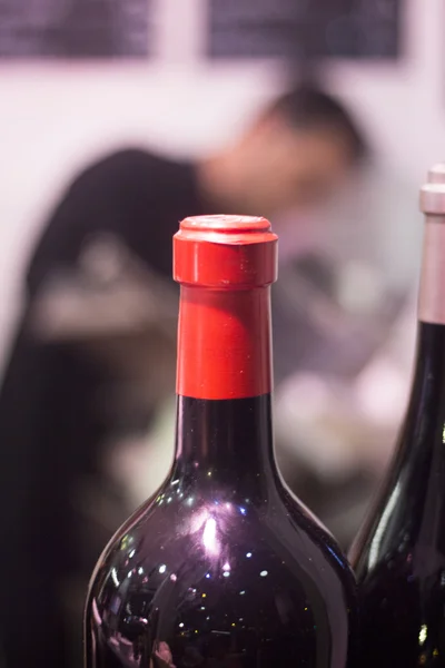 Vita och röda vinflaskor i middagsbjudning — Stockfoto