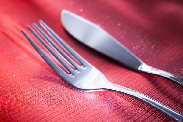 Fisk kniv och gaffel på middagsbordet — Stockfoto