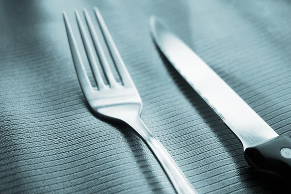 Faca e garfo na mesa de jantar — Fotografia de Stock