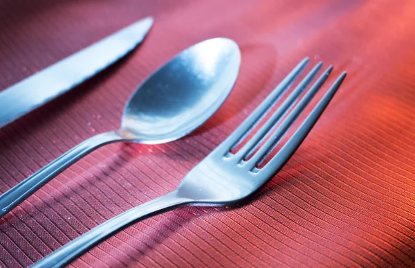 Forchetta per coltelli e cucchiaio sulla tavola da pranzo — Foto Stock