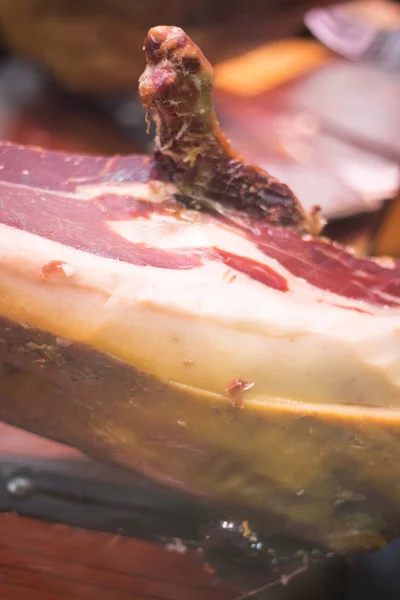 Piernas de jamón ibérico español cortadas — Foto de Stock