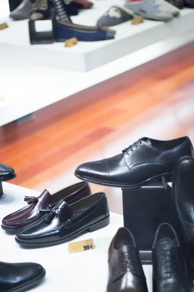 Męskie skórzane obuwie w sklepie — Zdjęcie stockowe