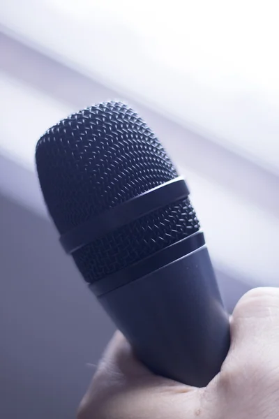 El tutulan profesyonel mikrofon — Stok fotoğraf