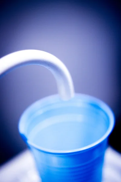 Zubní lékaři vypláchněte tekoucí vodou a pohár — Stock fotografie