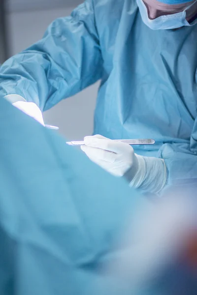 Cirujano en quirófano de hospital — Foto de Stock