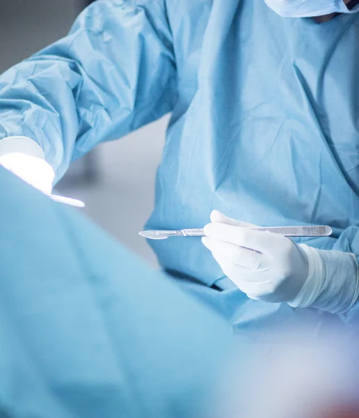Хірург в операційній залі госпітальної хірургії — стокове фото