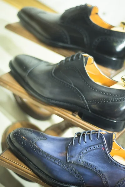Buty męskie buty sklep na wyświetlaczu — Zdjęcie stockowe