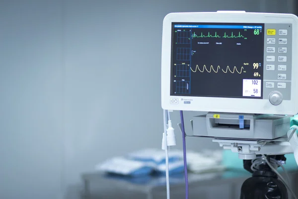 Pantalla del monitor de frecuencia cardíaca de cirugía hospitalaria — Foto de Stock