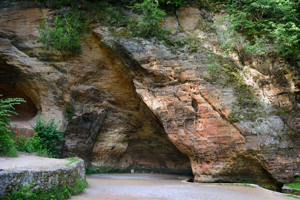 Caverna na Letónia — Fotografia de Stock