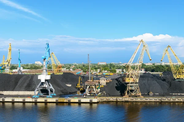 Kargo limanında kömür